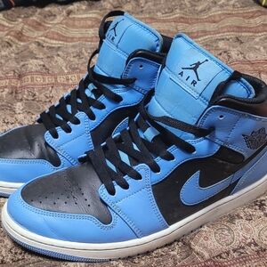 Jordan Men's Blue and Black Sneakers
